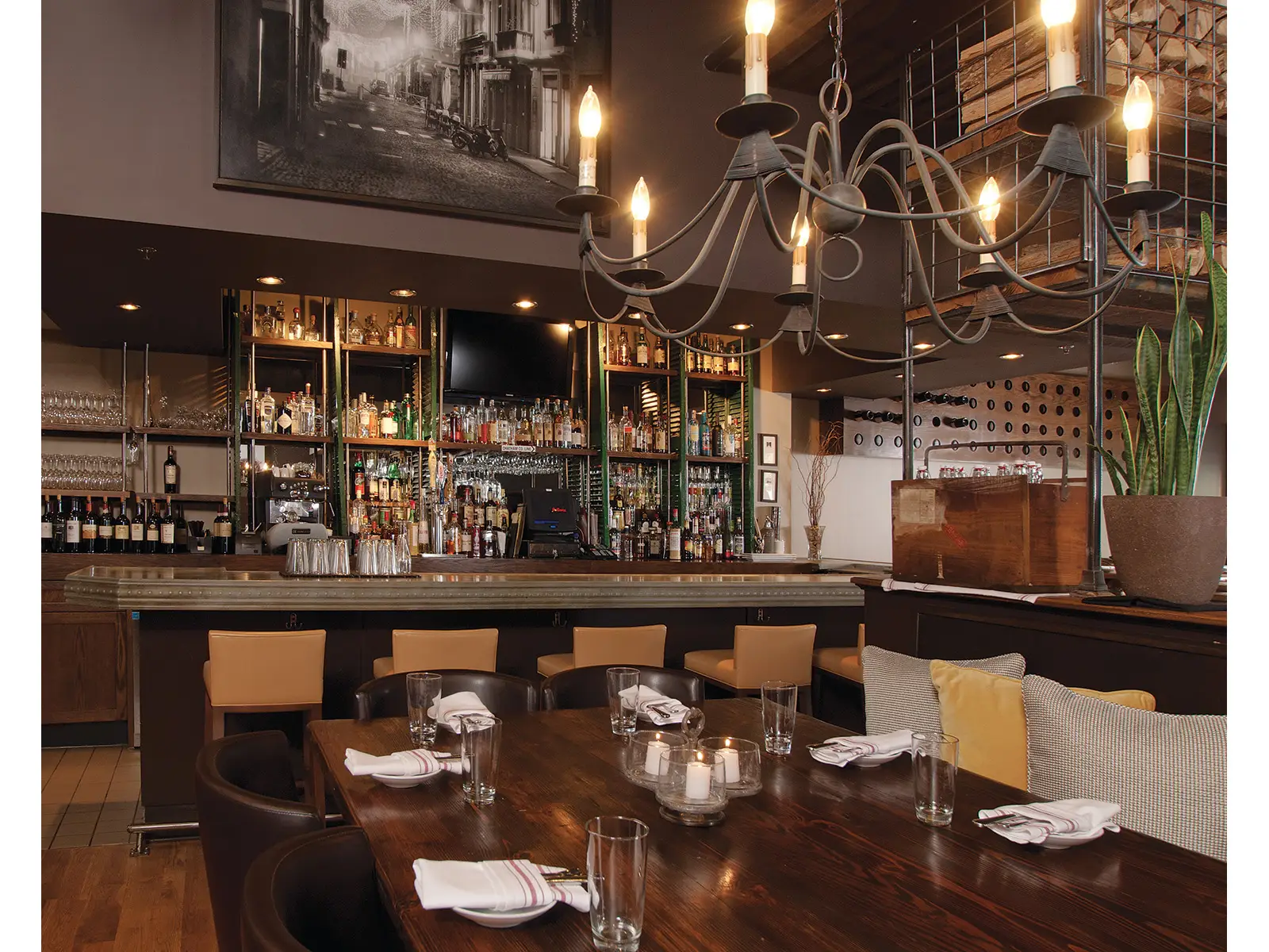 Dining room and bar at Cibo e Beve restaurant in Sandy Springs